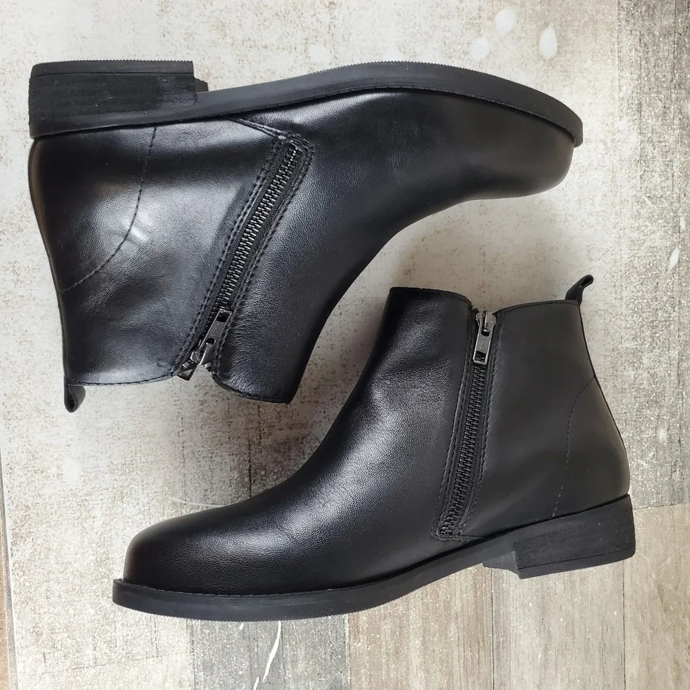 Vaneli Risy Womens Ankle Boots Sz 8.5 W Black Leather Comfort Side Zip Round Toe